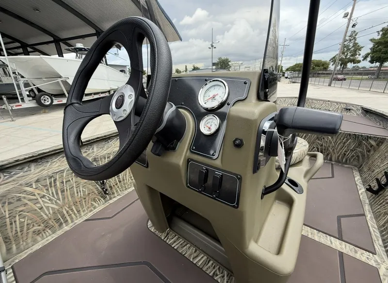 Slide: The Image of Tracker grizzly 1860cc 2026 - 17