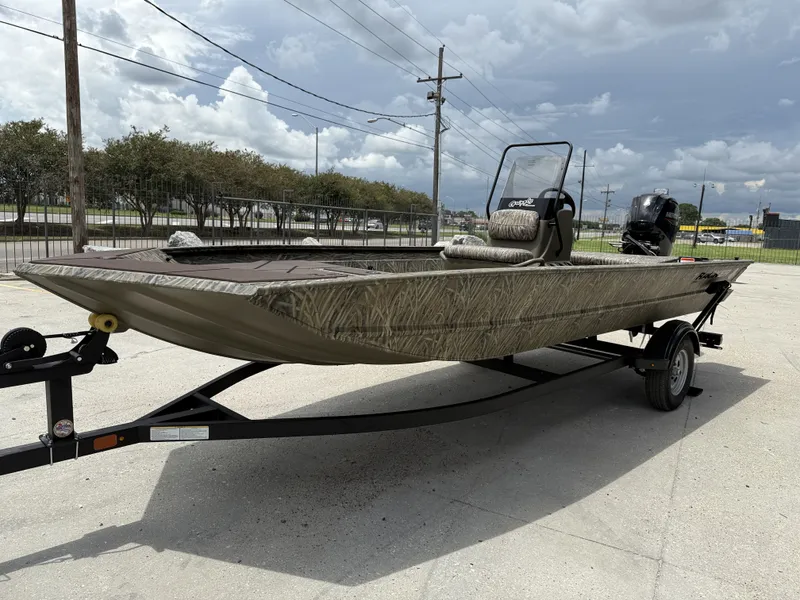 Slide: The Image of Tracker grizzly 1860cc 2026 - 4