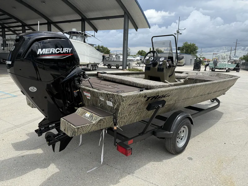 Slide: The Image of Tracker grizzly 1860cc 2026 - 5