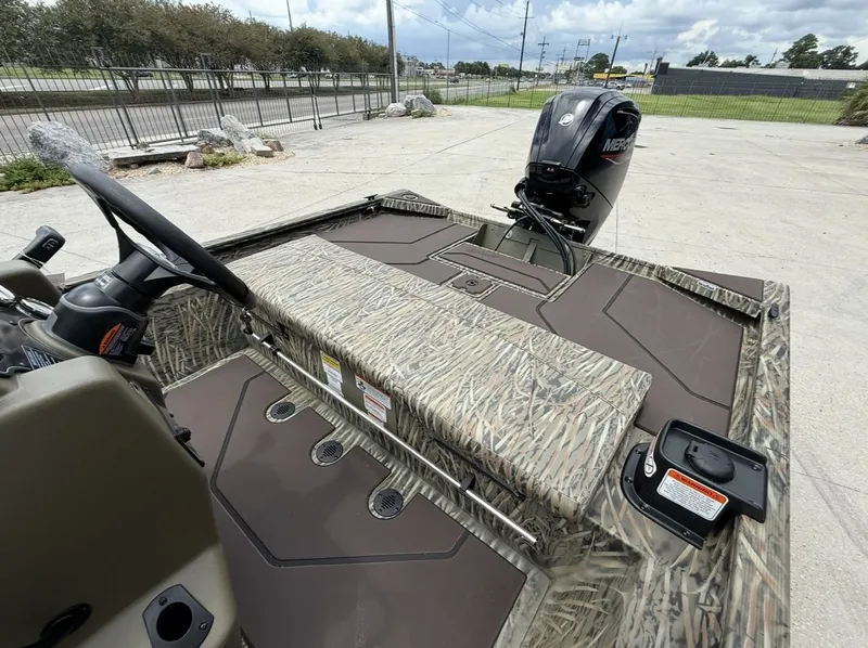 Slide: The Image of Tracker grizzly 1860cc 2026 - 6