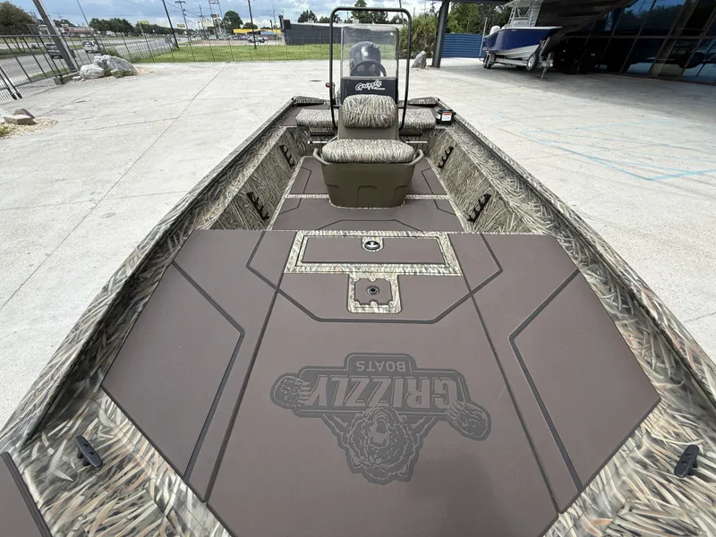 Slide: The Image of Tracker grizzly 1860cc 2026 - 8