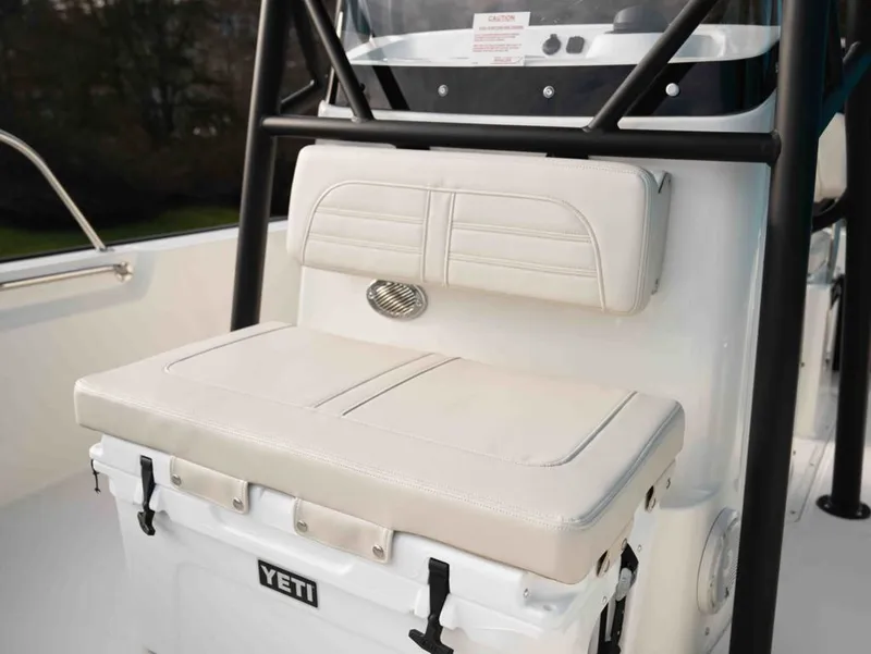 Slide: The Image of Boston Whaler 190 Montauk 2026 - 10