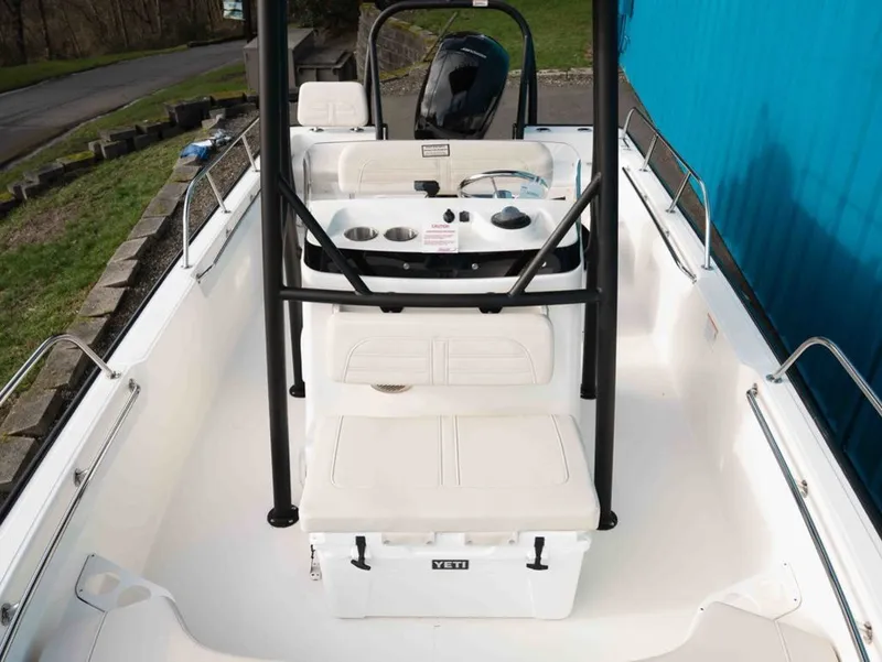Slide: The Image of Boston Whaler 190 Montauk 2026 - 9