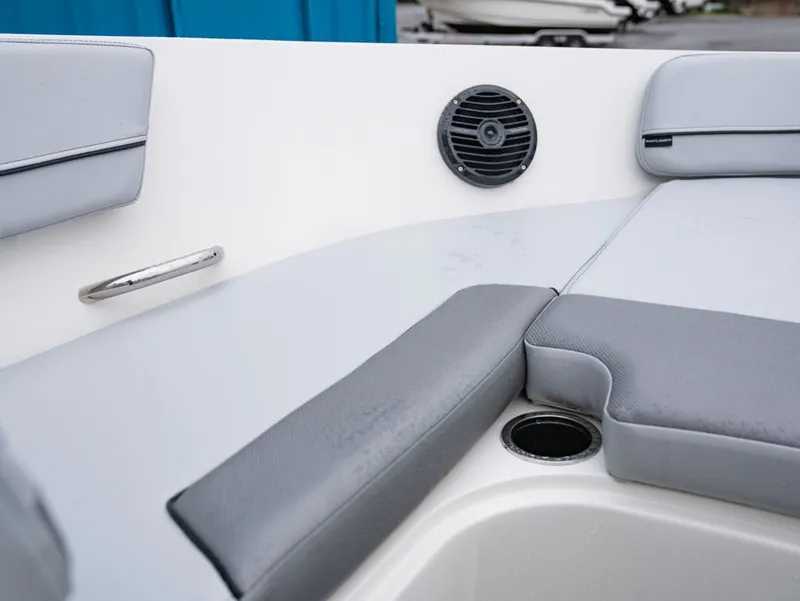 Slide: The Image of Bayliner VR6 Bowrider OB 2026 - 12