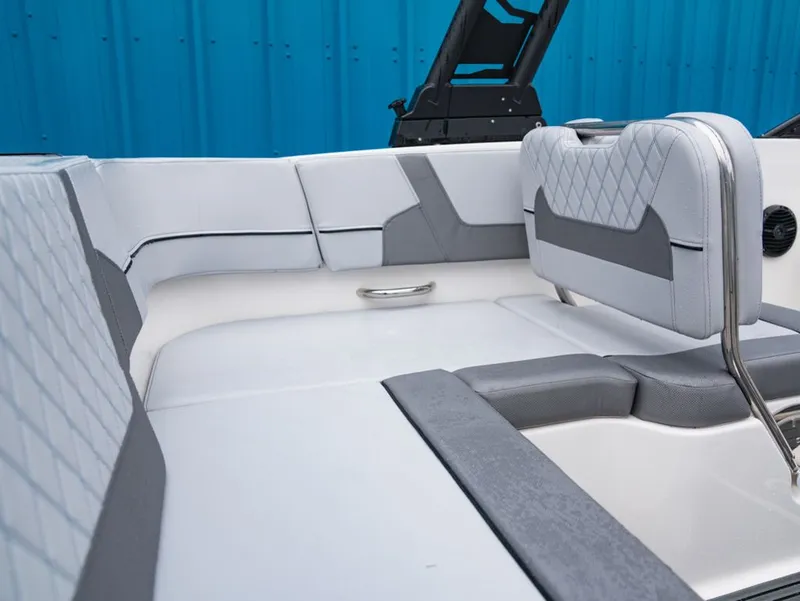 Slide: The Image of Bayliner VR6 Bowrider OB 2026 - 6