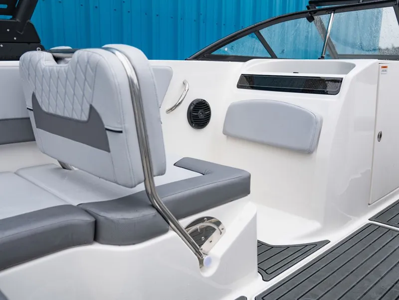 Slide: The Image of Bayliner VR6 Bowrider OB 2026 - 7