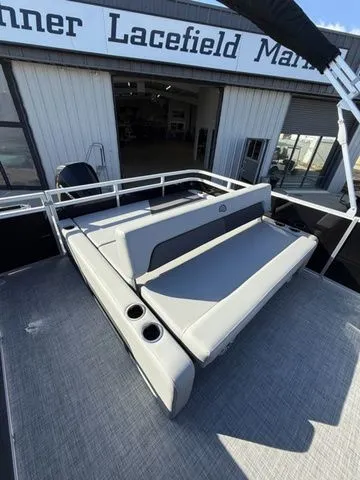 Slide: The Image of Sun Tracker Party Barge 22 RF XP3 2026 - 11