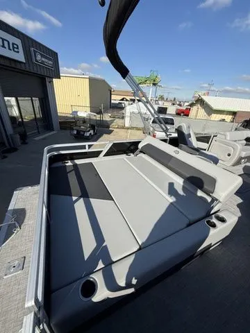 Slide: The Image of Sun Tracker Party Barge 22 RF XP3 2026 - 12