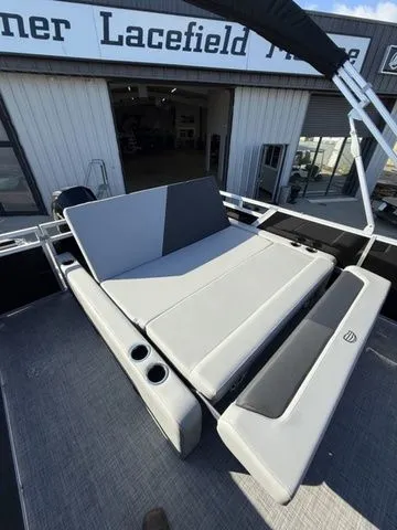 Slide: The Image of Sun Tracker Party Barge 22 RF XP3 2026 - 14