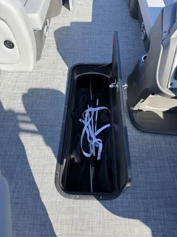 Slide: The Image of Sun Tracker Party Barge 22 RF XP3 2026 - 17