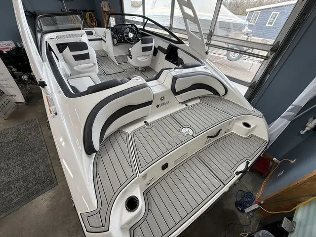 Slide: The Image of Yamaha 195S 2026 - 4