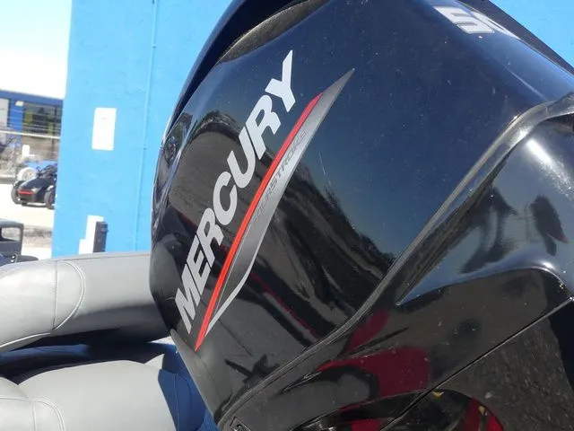 Slide: The Image of Tracker Bass Tracker Classic XL 2026 - 11