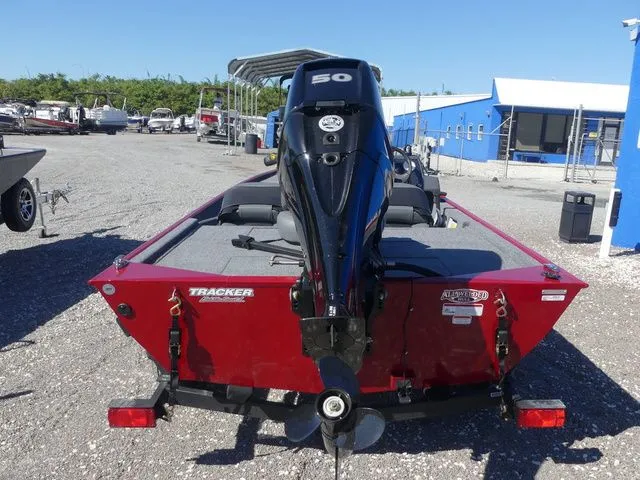 Slide: The Image of Tracker Bass Tracker Classic XL 2026 - 5