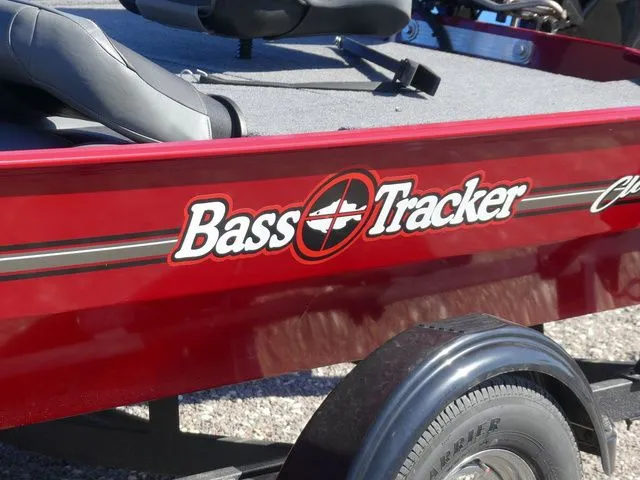 Slide: The Image of Tracker Bass Tracker Classic XL 2026 - 8