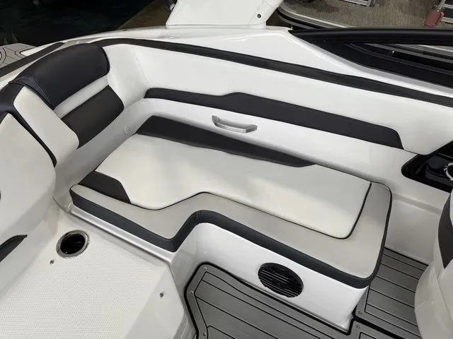 Slide: The Image of Yamaha 195S 2026 - 9