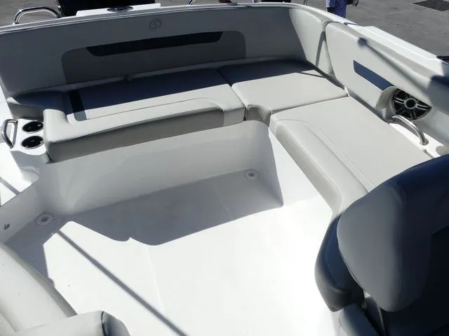 Slide: The Image of Hurricane SunDeck 235 OB 2025 - 13