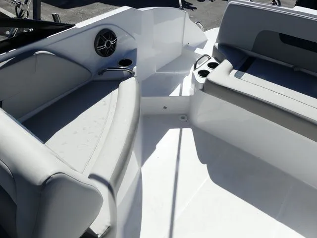 Slide: The Image of Hurricane SunDeck 235 OB 2025 - 14