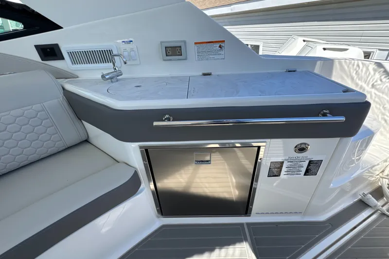 Slide: The Image of Sea Ray Sundancer 320 Outboard 2026 - 11