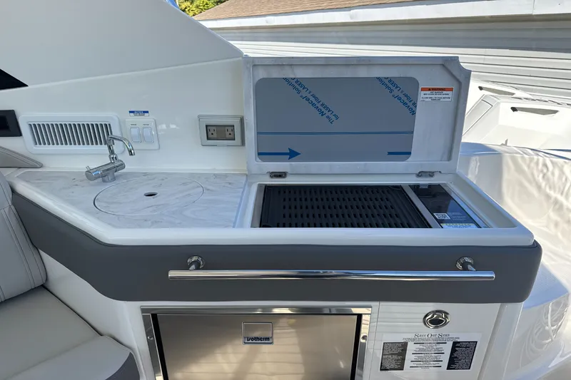 Slide: The Image of Sea Ray Sundancer 320 Outboard 2026 - 12