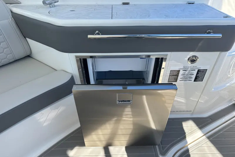 Slide: The Image of Sea Ray Sundancer 320 Outboard 2026 - 13