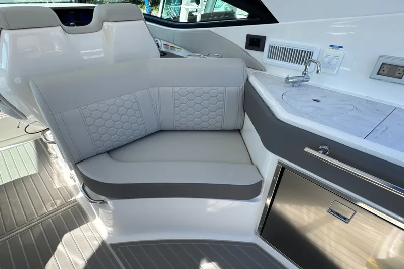 Slide: The Image of Sea Ray Sundancer 320 Outboard 2026 - 14