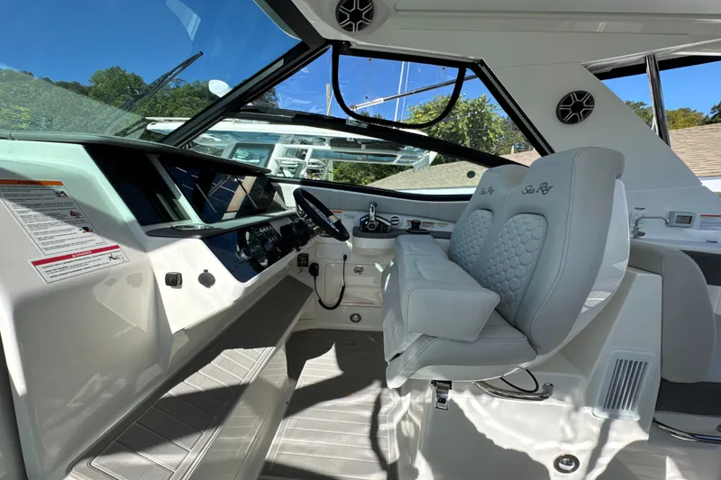 Slide: The Image of Sea Ray Sundancer 320 Outboard 2026 - 16