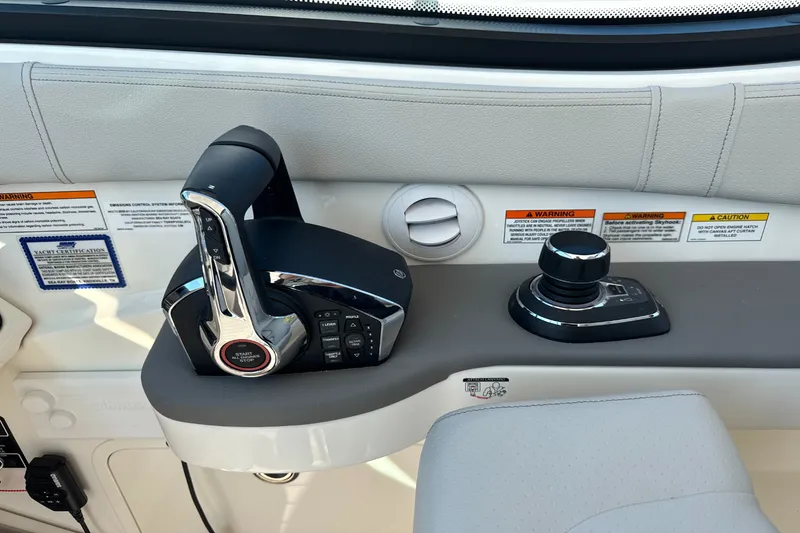 Slide: The Image of Sea Ray Sundancer 320 Outboard 2026 - 18