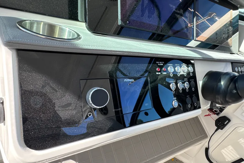 Slide: The Image of Sea Ray Sundancer 320 Outboard 2026 - 20