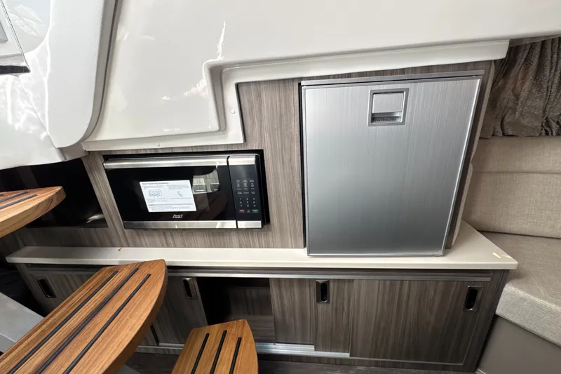 Slide: The Image of Sea Ray Sundancer 320 Outboard 2026 - 22