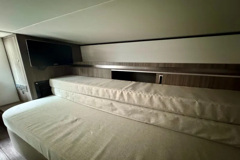 Slide: The Image of Sea Ray Sundancer 320 Outboard 2026 - 29