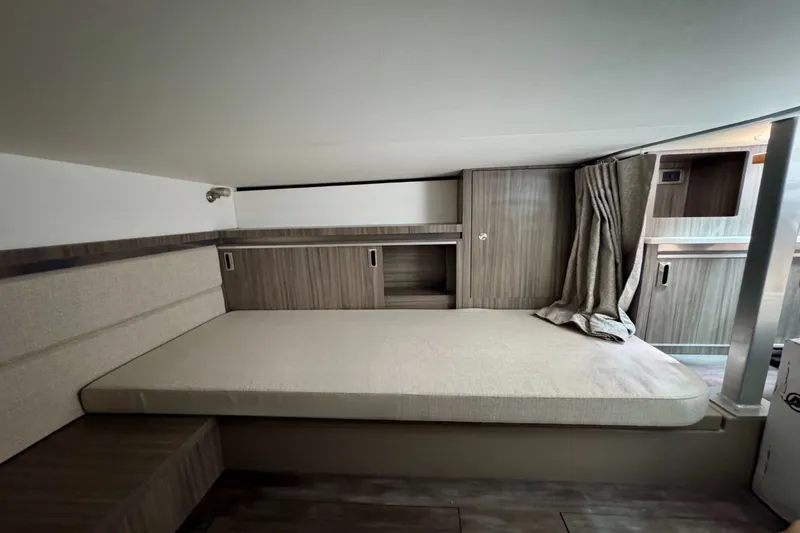 Slide: The Image of Sea Ray Sundancer 320 Outboard 2026 - 33