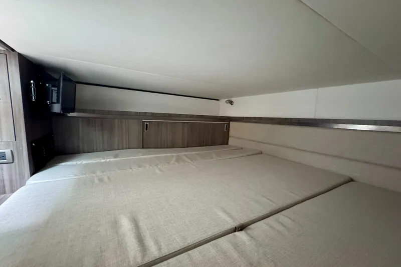 Slide: The Image of Sea Ray Sundancer 320 Outboard 2026 - 36