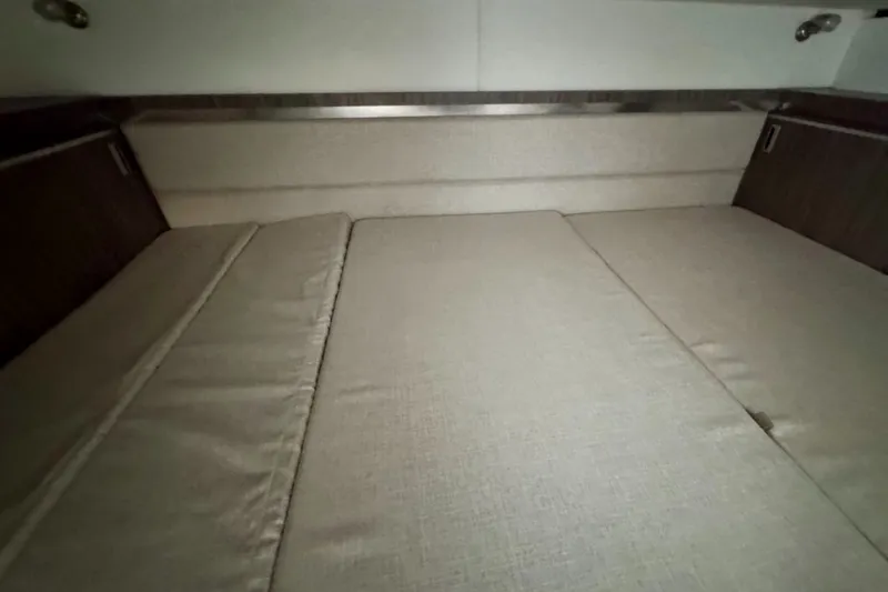 Slide: The Image of Sea Ray Sundancer 320 Outboard 2026 - 37