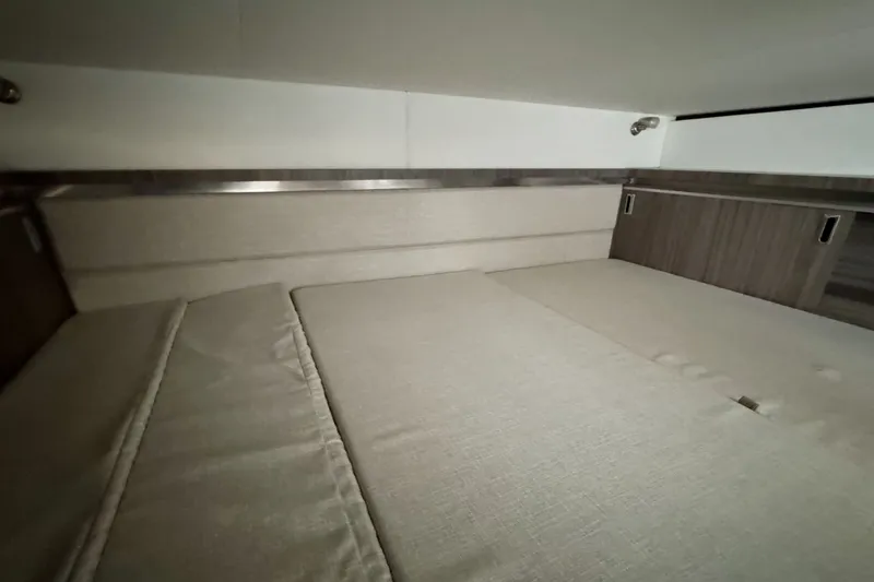 Slide: The Image of Sea Ray Sundancer 320 Outboard 2026 - 38