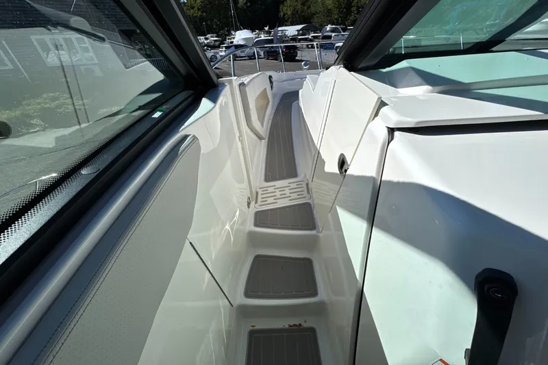 Slide: The Image of Sea Ray Sundancer 320 Outboard 2026 - 39