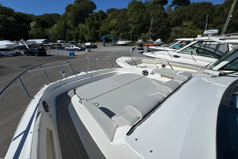 Slide: The Image of Sea Ray Sundancer 320 Outboard 2026 - 40