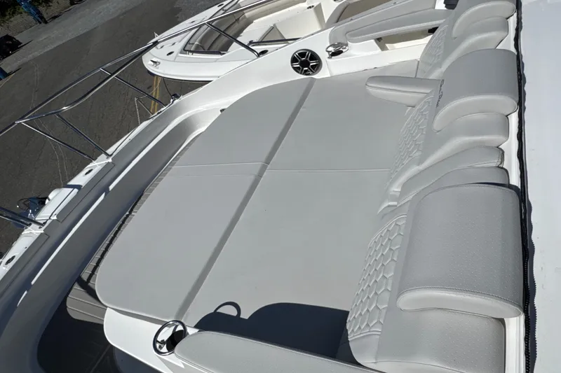 Slide: The Image of Sea Ray Sundancer 320 Outboard 2026 - 41