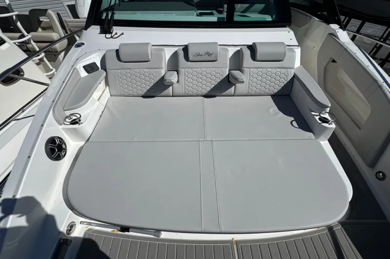 Slide: The Image of Sea Ray Sundancer 320 Outboard 2026 - 43