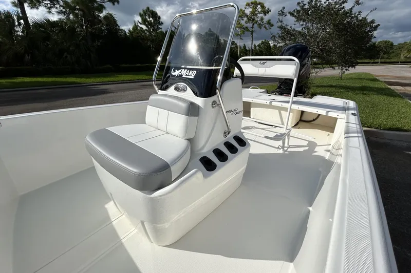 Slide: The Image of 2026 Mako Pro Skiff 17 CC boat interior with seating and console. - 7