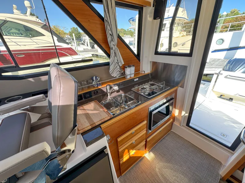 Slide: The Image of Cutwater C-288 2022 - 35