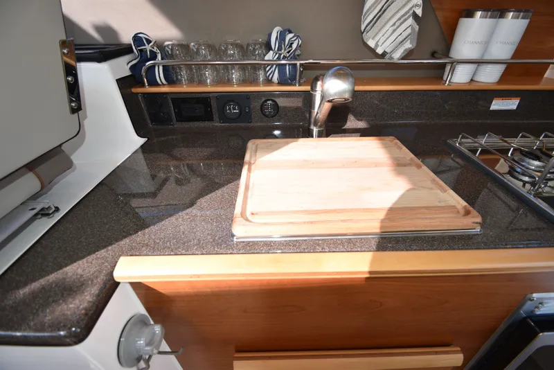 Slide: The Image of Cutwater C-288 2022 - 40