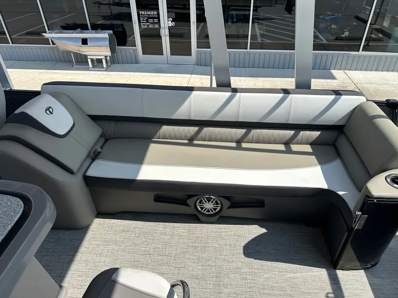 Slide: The Image of Tahoe CAS FUNSHIP25T 2023 - 30