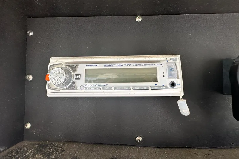 Slide: The Image of 2001 Boston Whaler 23 Conquest stereo system, featuring a Dual AM425BT unit. - 31