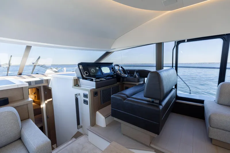 Slide: The Image of 2024 Prestige 520 Fly- SS BELLE VIE- Helm - 16