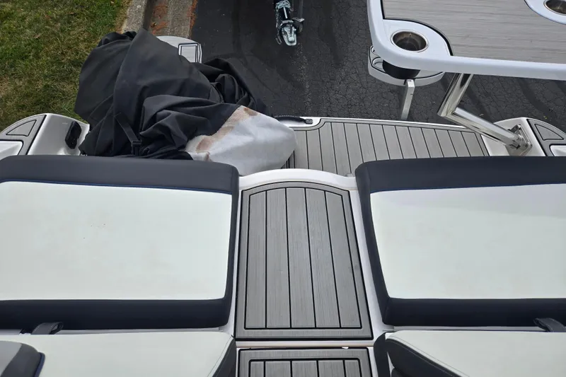 Slide: The Image of 2021 Yamaha Boats 252S deck with seating and table, featuring sleek design and modern materials. - 25