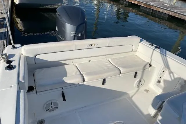 Slide: The Image of 2014 Sea Hunt Escape 235 SE boat interior with seating and outboard motor. - 4