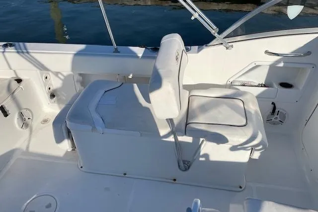 Slide: The Image of 2014 Sea Hunt Escape 235 SE boat interior with white seating and console. - 5