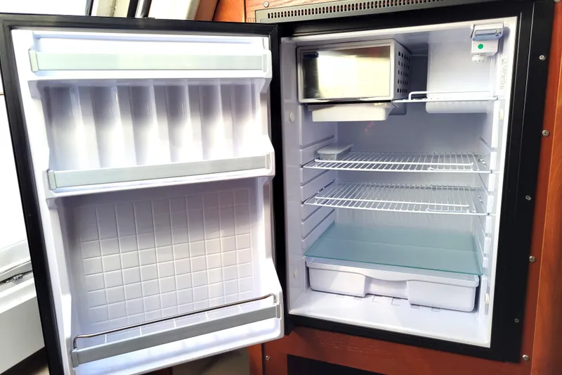 Slide: The Image of NEW Isotherm Refrigerator/Freezer - 19