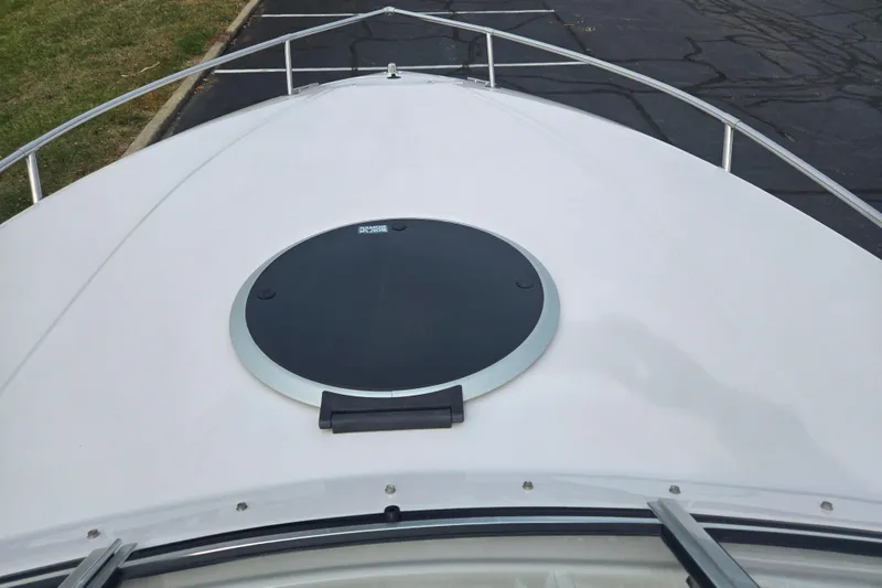 Slide: The Image of 1994 Four Winns 235 Sundowner boat deck with circular hatch and railing. - 14