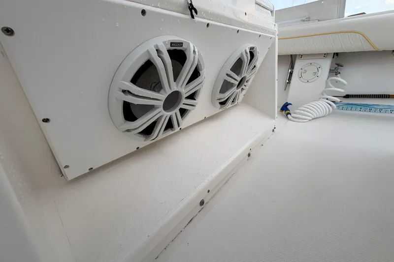 Slide: The Image of 2006 Regulator 32 Forward Seating boat with dual speakers and coiled hose. - 17
